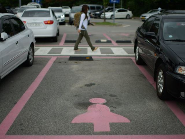 В Китае появились парковки специально для женщин
